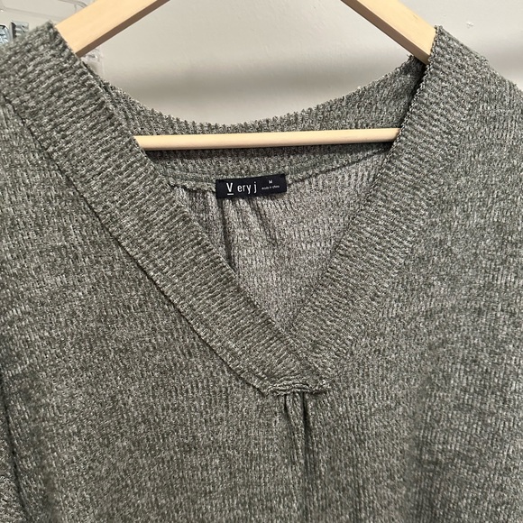 Very J Dark Gray Oversized Ribbed V Neck Long sleeve Knit Sweater size Medium - Picture 3 of 5